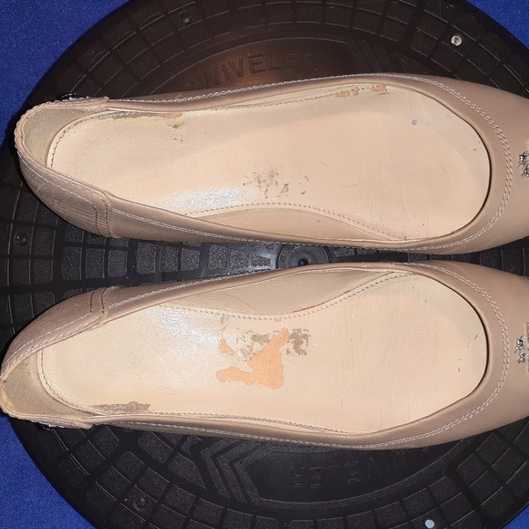 Coach " Chelsea " Beige & Silver Leather Cap Toe Ballet Flats Sz. 6.5B - Picture 6 of 9